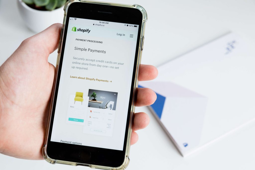 WooCommerce vs Shopify: Mana yang Lebih Baik untuk Bisnis Anda?
